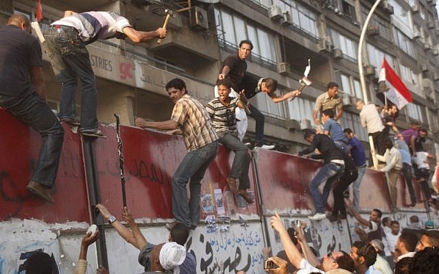 Des manifestants égyptiens démolissent un mur de béton protégeant l'ambassade d'Israël au Caire, le 9 septembre 2011 (crédit photo : AP/Amr Nabil).