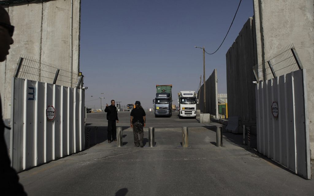 Workers on the Israeli side of the Kerem Shalom border crossing into the Gaza Strip, December 2011 (photo credit Tsafrir Abayov/Flash90)