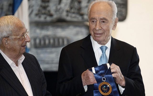 President Shimon Peres, right, announced the winners of the first Presidential Award of Distinction earlier this year. Left is former president Yitzhak Navon (photo credit: Uri Lenz/Flash90)