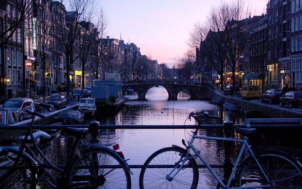 A canal in Amsterdam (Rachael Cerrotti/Flash90)
