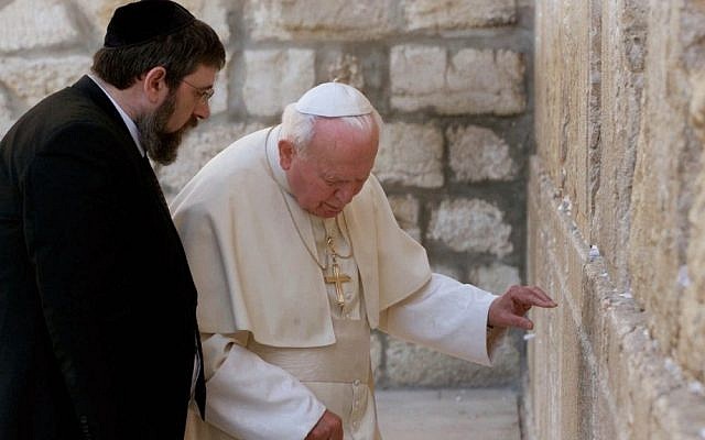 Rabbi Michael Melchior with Pope John Paul II at the Western Wall on March 26, 2000 (photo credit: Jerome Delay/AP)