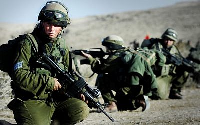 The Caracal battalion, which is made up of male and female combat soldiers fighting side by side, during a training session in November 2007. (photo credit: Yoni Markovitzki/IDF Spokesperson/Flash90)