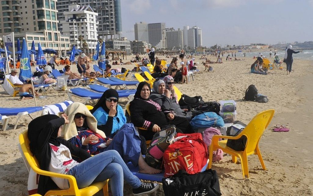 Чат тель авив общение. Население Тель Авива. Тель Авив пляж. Тель Авив 1990 год.