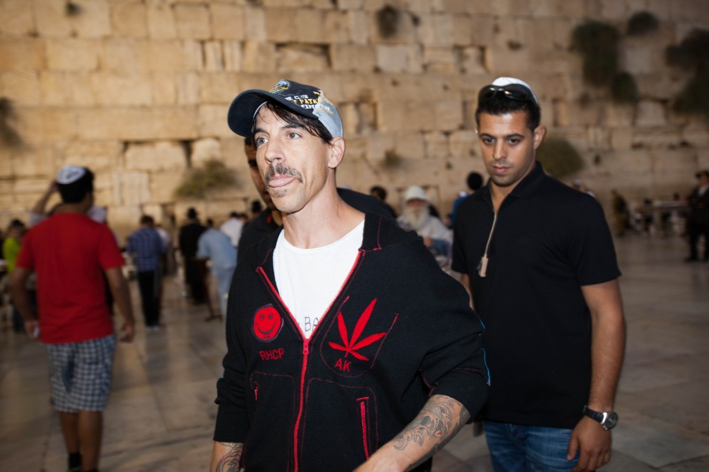 Red Hot Chili Peppers Land In Tel Aviv Ahead Of Show The Times Of Israel