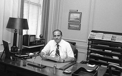 File foto 20 Juli 1977 ini menunjukkan Sulzberger sedang duduk di kantornya.  (file foto; kredit foto: AP)