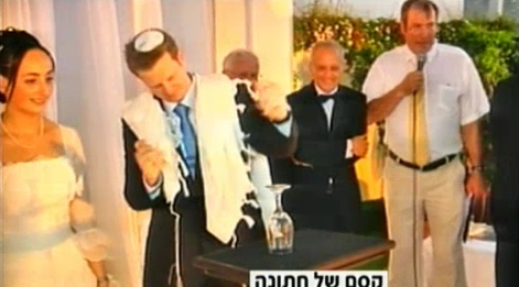 Sense artist Asaf Solomon breaks the glass at his wedding with the power of telekinesis (image capture: Channel 2 News)