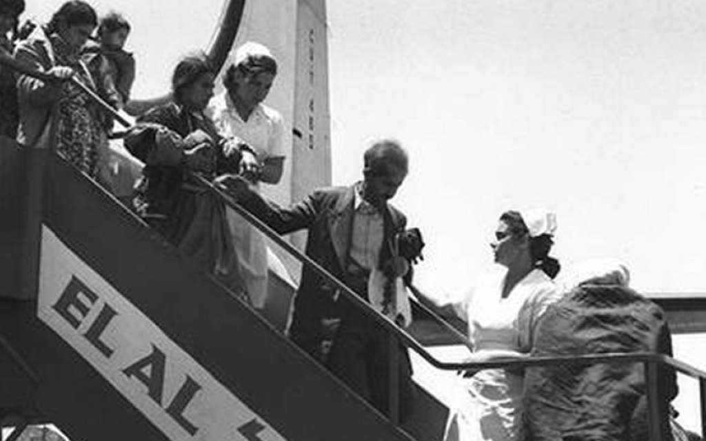 A plane arriving at Lod Airport carrying Jewish immigrants from Iraq and Kurdistan via Tehran, May 1951. (GPO)