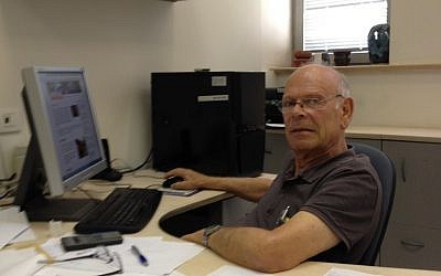 Profesor Uzi Even di kantornya di Universitas Tel Aviv (Kredit foto: Mitch Ginsburg/ Times of Israel)