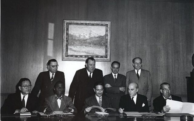Raphael Lemkin, baris atas di kanan, dengan beberapa perwakilan negara pertama yang menandatangani Konvensi Pencegahan dan Penghukuman Genosida (Kredit foto: Wikimedia Commons CC-BY-SA)