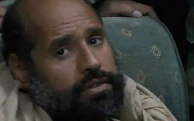 Saif Gaddafi beberapa jam setelah dia ditangkap oleh pasukan pemberontak Libya pada November 2011 (kredit foto: tangkapan layar Youtube)
