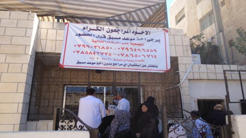 Di Yordania, warga Suriah mendapatkan Alquran dengan susu bubuk