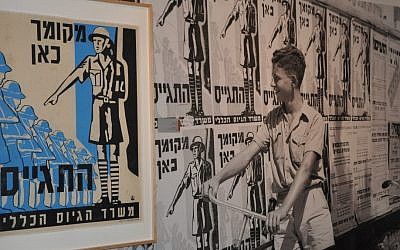 "Tempatmu di sini, masuk," membaca tanda Kantor Perekrutan Umum di negara baru Israel (kredit foto: Michal Shmulovich/ToI, Courtesy/Zionism 2000 Collection, 1920-1960, Shenkar)