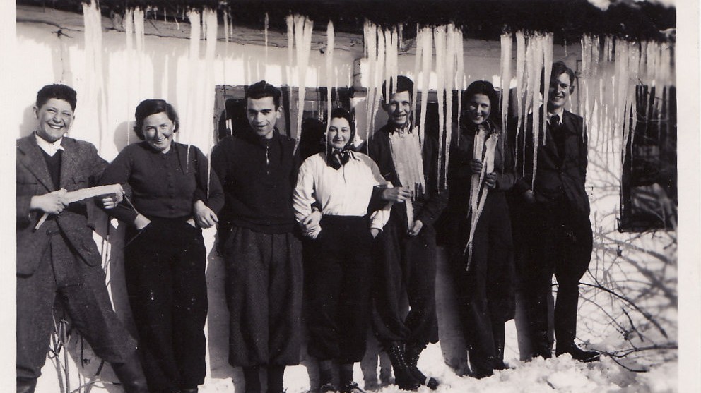 Beberapa remaja pengungsi Yahudi Ceko menikmati musim dingin di Denmark pada awal tahun 1940-an (kredit foto: Milik, arsip Judita Matyasova)