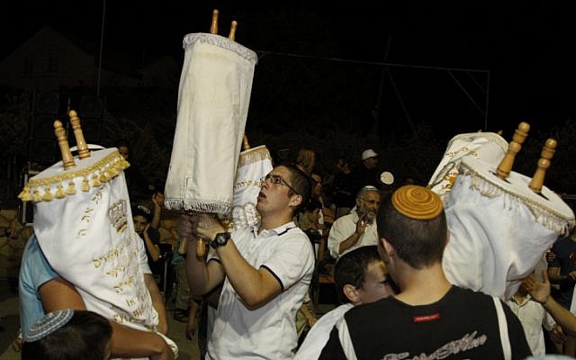 Israelis dance with Torah scrolls during the festival of Simchat Torah, September 2010. (Gershon Elinson/Flash90)