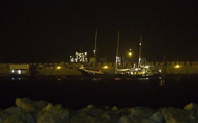 Kapal induk Finlandia milik Swedia, Estelle, dikawal oleh polisi angkatan laut Israel ke pelabuhan Ashdod pada hari Sabtu (kredit foto: Tsafrir Abayov/Flash90)