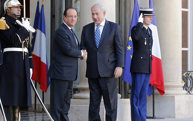 Prime Minister Benjamin Netanyahu, center right, and French President Francois Hollande, left, during a welcoming ceremony in Paris Wednesday, Oct. 31, 2012 (photo credit: Jacques Brinon/AP)