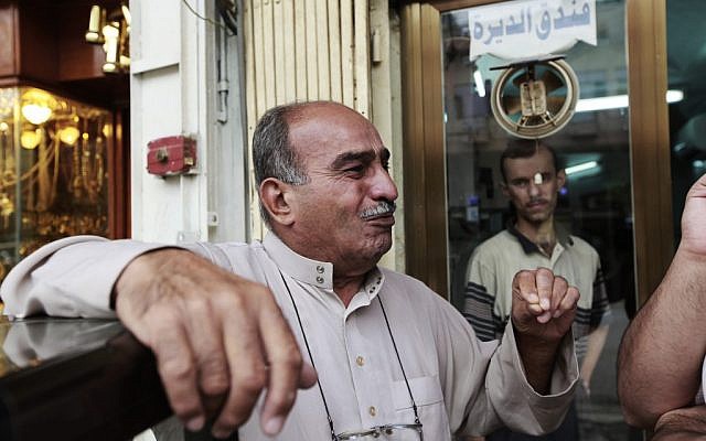 Reaksi rentenir Baghdad Rasheed al-Sheikh saat wawancara dengan Associated Press setelah ditanya tentang ancaman terhadap kuil Sayyida Zainab di Suriah pada 22 Oktober 2012 (kredit foto: AP Photo/Hadi Mizban)