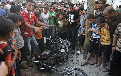 Angkatan Udara mengatakan itu menabrak dua teroris dengan sepeda motor selama serangan di Gaza, menewaskan salah satu dari mereka