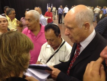 Menteri Michael Eitan menandatangani anggota Likud yang menentang daftar bersama dengan Yisrael Beytenu, Tel Aviv, 20 Oktober 2012.  (Kredit foto: Raphael Ahren/Zaman Israel)