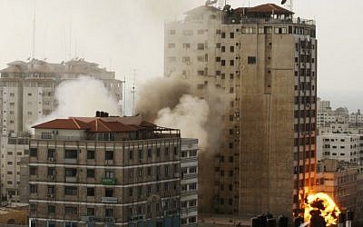 Pusat media Gaza terkena serangan udara Israel pada hari Senin.  (kredit foto: AP/Hatem Moussa)