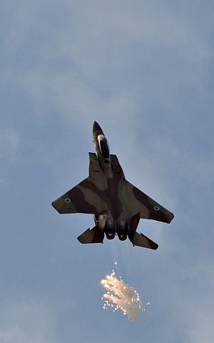 F-15I memanjat sambil melepaskan suar anti-rudal (Kredit Foto: Ofer Zidon/ Flash 90)