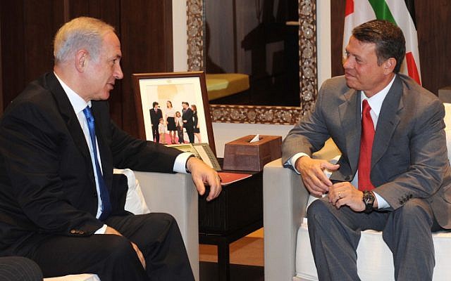 Prime Minister Benjamin Netanyahu (left) meets with Jordan's King Abdullah II in Amman on July 27, 2010. (Avi Ohayon/GPO/Flash90)