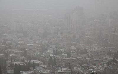 View of Haifa under heavy smog (Avishag Shaar Yashuv/Flash90)