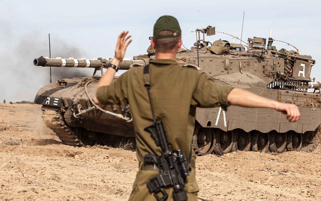 Israeli soldiers preparing their tanks along the Israeli-Gazan border for a possible ground operation inside Gaza on the third day of Operation Pillar of Defense, November 16, 2012 (Uri Lenz/ Flash90)