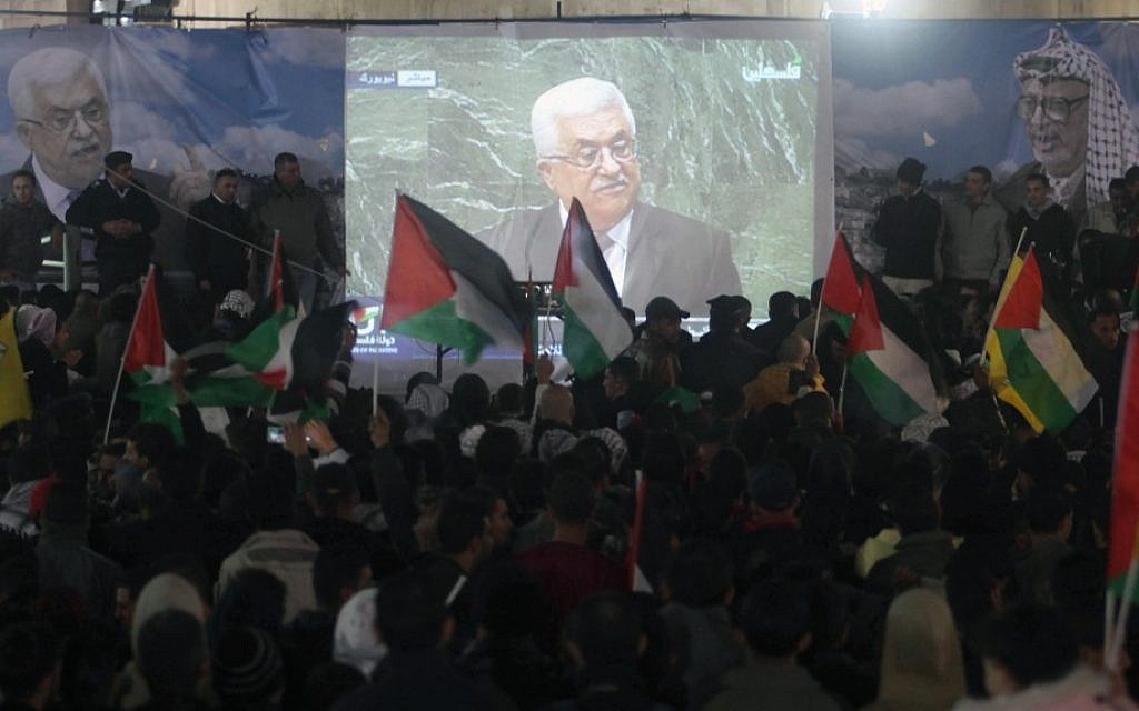 Crowds in Ramallah watch the speech of Palestinian President Mahmoud Abbas at the UN, November 29, 2012 (photo credit: Issam Rimawi/Flash90)