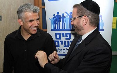 Rabbi Dov Lipman kelahiran AS, kanan, dan ketua Yesh Atid Yair Lapid (kredit foto: Yaakov Lederman)
