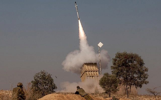 The Iron Dome missile defense system in action, November 15, 2012 (photo credit: Uri Lenz/Flash90)