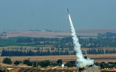 An Iron Dome interceptor missile rising up to meet incoming rockets from Gaza on November 20, 2012. (photo credit: Mendy Hechtman/Flash 90)