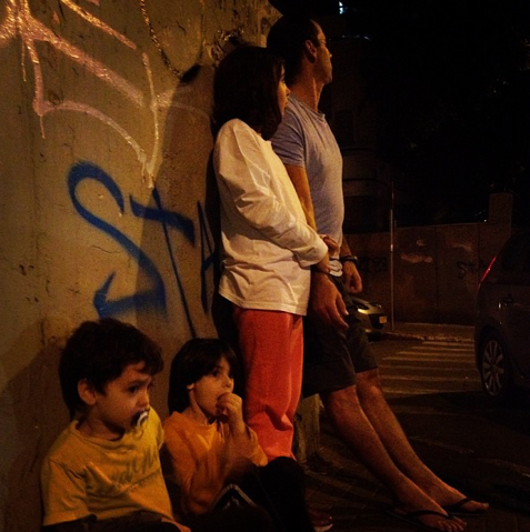 Sebuah keluarga menunggu sirene di Tel Aviv (milik Nemera/Instagram)