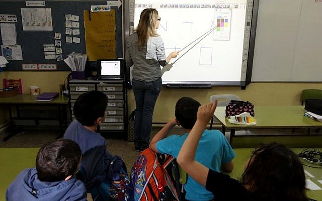 A teacher using a touchscreen 'smart board' in a Jerusalem classroom. (Kobi Gideon/Flash90)
