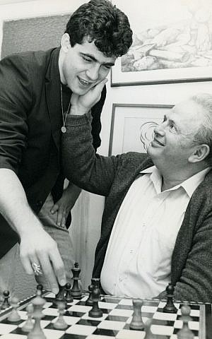 Lapid con su padre Tommy en la década de 1980.  (crédito de la foto: Moshe Sinai / Flash90)