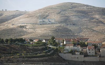 Pemandangan pemukiman Yahudi di Tepi Barat Ma'aleh Adumim, dengan saluran E1 yang kontroversial di latar belakang (kredit foto: Yonatan Sindel/Flash90)