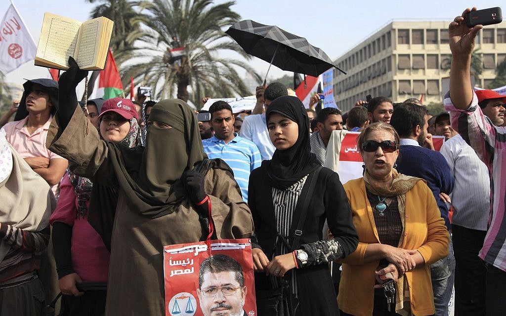 Lebih dari 100.000 turun ke jalan Mesir untuk mendukung Morsi dan hukum Islam