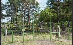 Lozman dan timnya memasang pagar pelindung dan melakukan lansekap di pemakaman Yahudi di Svir, Belarusia (atas).  Kuburan sebelumnya diabaikan (di bawah).  (Kedua foto milik Michael Lozman)