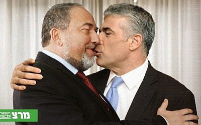 Poster kampanye untuk Meretz menampilkan foto pemimpin Yisrael Beytenu Avigdor Liberman (kiri) mencium Yair Lapid, ketua partai Yesh Atid (kredit foto: kesopanan)