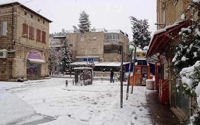 A handsome dusting that isn't 6-8 inches of snow in Jerusalem's German Colony neighborhood, Wednesday morning (photo credit: Elie Leshem/Times of Israel)