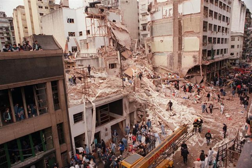 The Buenos Aires Jewish center after it was attacked, July 1994 (photo credit: Cambalachero/Wikimedia commons)