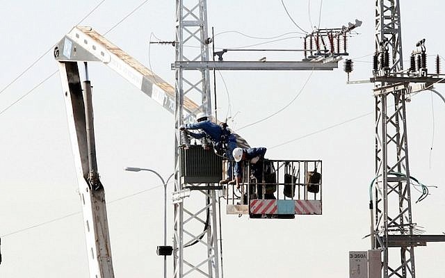 Israel Electric Company workers build a new electric line (Photo credit: Roni Schutzer/Flash 90)