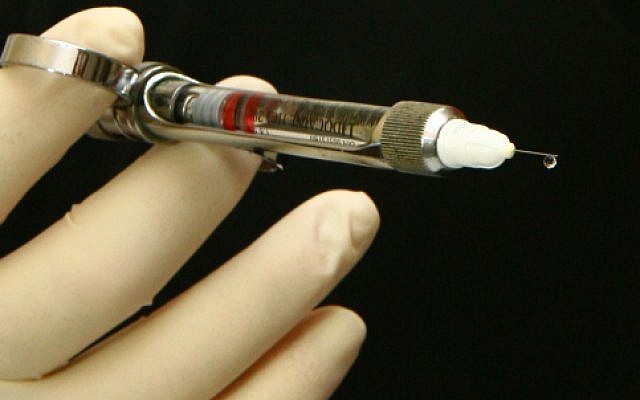Illustration of syringe, 2009. (Chen Leopold / Flash 90.)