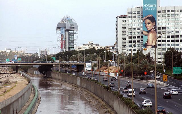 Flooding near the Ayalon highway in Tel Aviv due to heavy rain and storms, January 7, 2013. (photo credit: Gideon Markowicz/Flash90)
