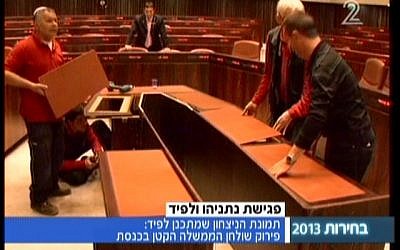 Knesset workers dissasemble the cabinet table in the Knesset's plenum (imgae capture: Channel 2)