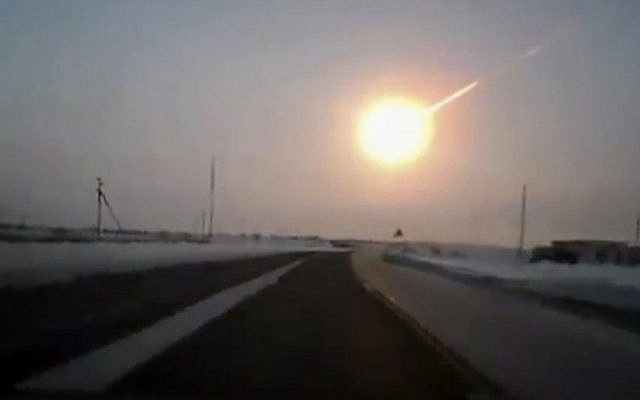 A meteor streaked across the sky of Russia’s Ural Mountains on Friday morning, causing sharp explosions and reportedly injuring hundreds of people, including many hurt by broken glass. (photo credit: AP Photo/Nasha gazeta, www.ng.kz)