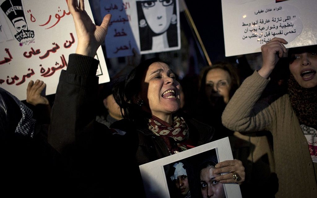 Perempuan di Mesir memprotes kekerasan seksual di Tahrir Square