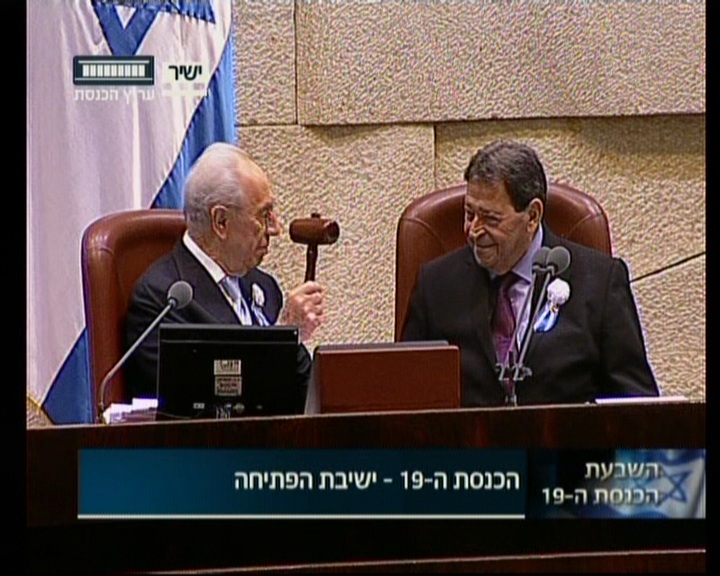 President Shimon Peres hands the gavel over to Knesset elder, Labor MK Binyamin Ben Eliezer, to chair the swearing in section of the ceremony on Tuesday, February 5 (image capture: Knesset Channel)