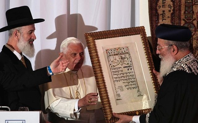 Pope Benedict XVI meets with Israel's chief Rabbis Yona Metzger (L) and Shlomo Amar at the center for Jewish Heritage in Jerusalem, May 2009 (photo credit: Kobi Gideon/Flash90)
