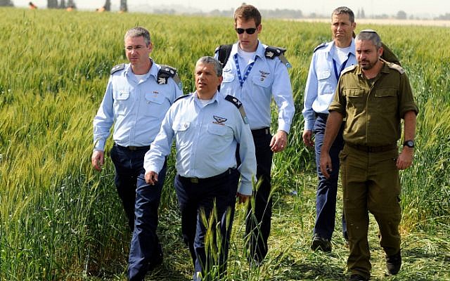 Israeli Air Force Commander Major General Amir Eshel investigating the site of the accident that left two Air Force pilots dead, Tuesday, March 12, 2013. (photo credit: Yossi Zeliger/Flash90)